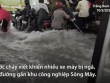 Nước chảy xiết cuốn ngã xe trên đường
