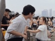Khán giả trèo rào ở Mỹ Đình để vào xem concert Anh trai