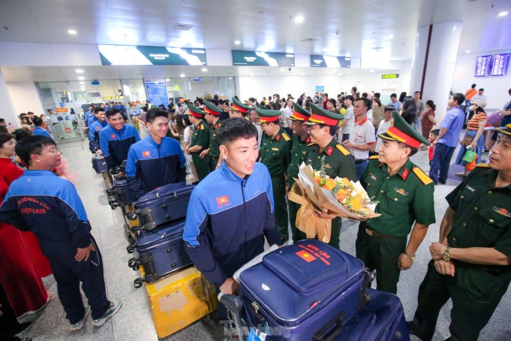 Đoàn quân nhân duyệt binh trên Quảng trường Đỏ về nước trong vòng tay đồng đội - 1