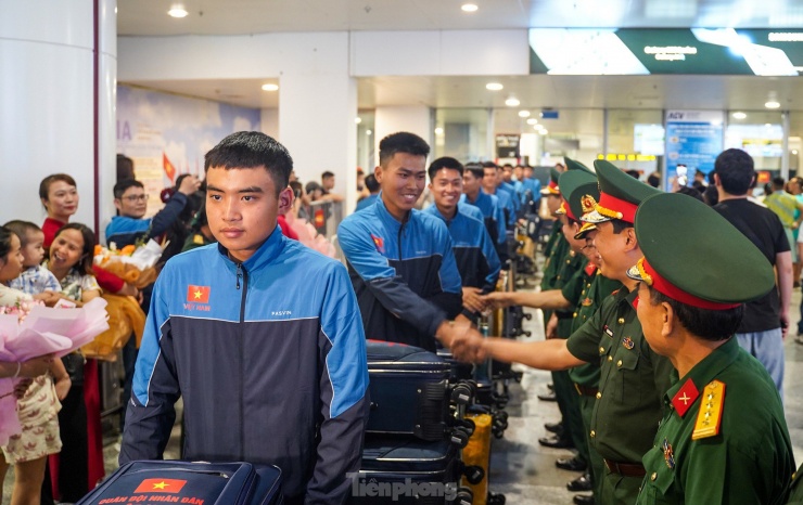 Đoàn quân nhân duyệt binh trên Quảng trường Đỏ về nước trong vòng tay đồng đội - 6