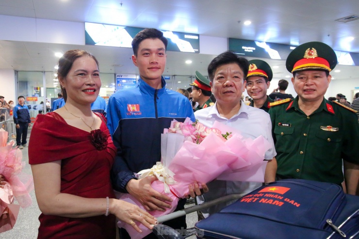 Đoàn quân nhân duyệt binh trên Quảng trường Đỏ về nước trong vòng tay đồng đội - 14