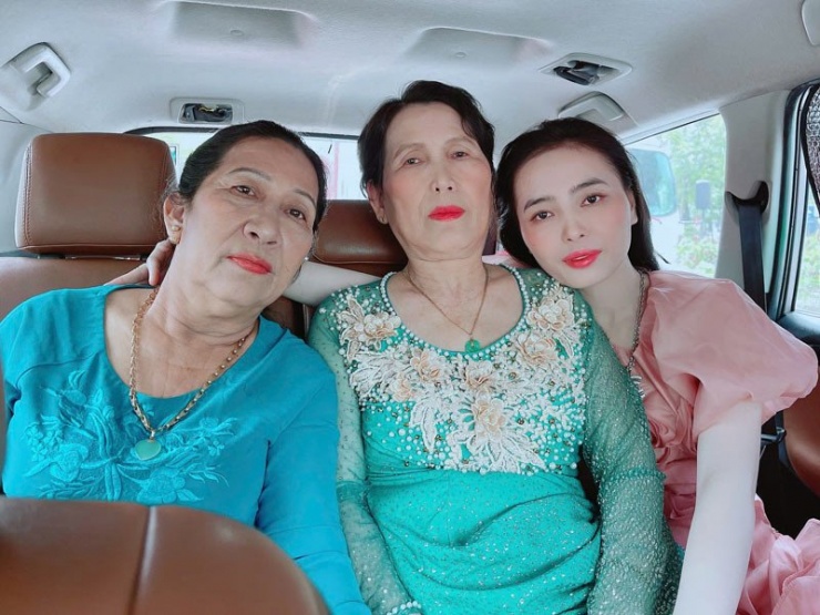 Huỳnh Lê chụp ảnh cùng mẹ chồng cũ (ngoài cùng bên trái) và mẹ chồng mới (giữa)&nbsp;