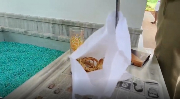 Chiếc túi đựng toàn bộ số nữ trang bằng vàng của cô dâu. Ảnh chụp màn hình