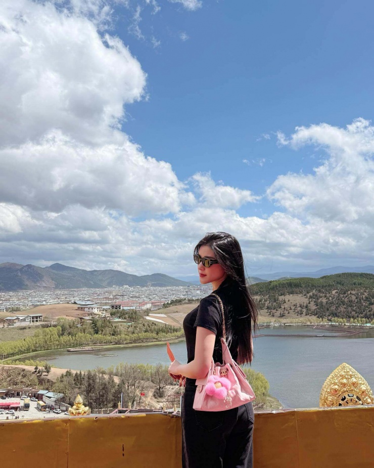 Thời trang đi viếng chùa của Huyền My quá sang chảnh, nhưng chưa là gì so với mẹ ruột - 2