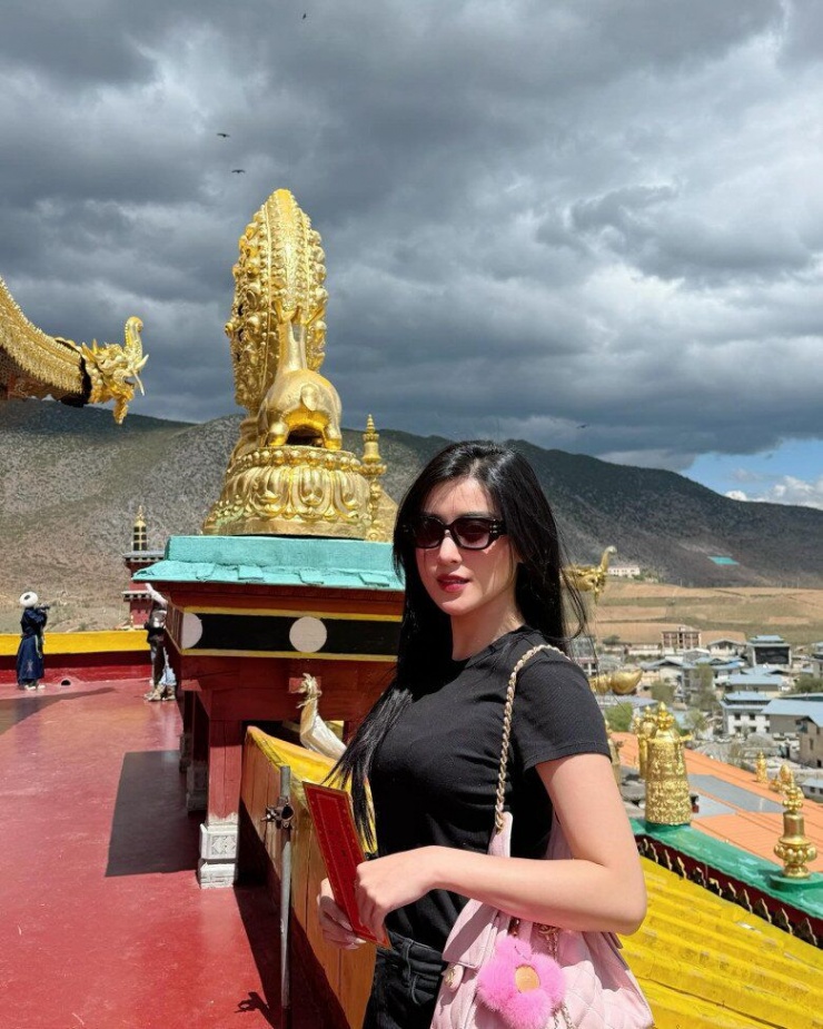 Thời trang đi viếng chùa của Huyền My quá sang chảnh, nhưng chưa là gì so với mẹ ruột - 1