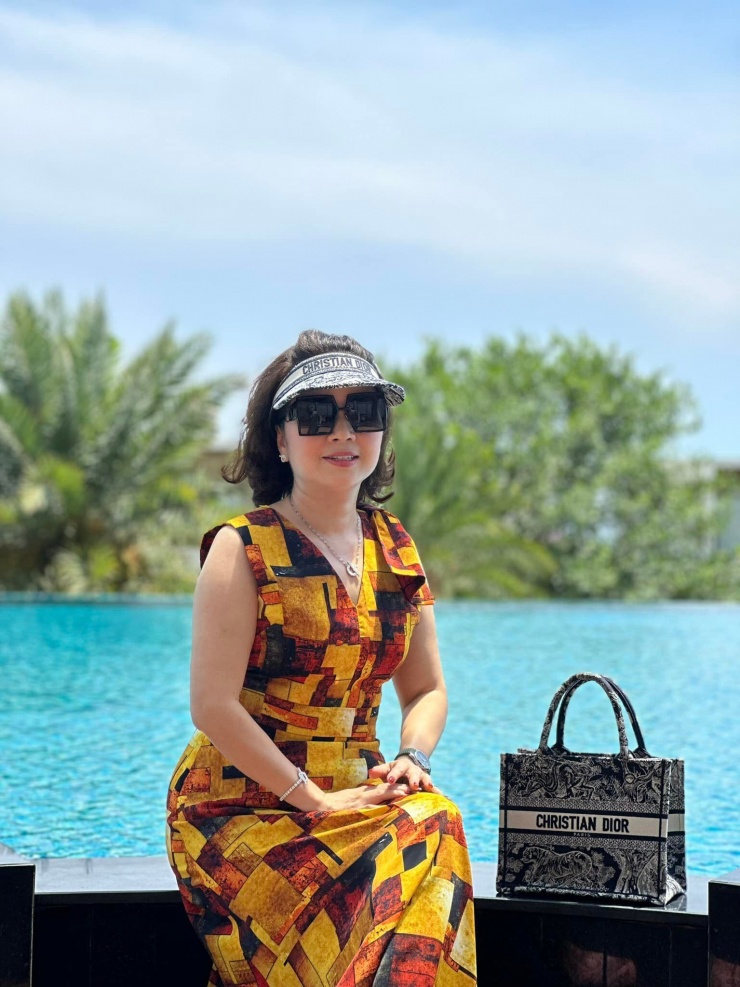 Thời trang đi viếng chùa của Huyền My quá sang chảnh, nhưng chưa là gì so với mẹ ruột - 11
