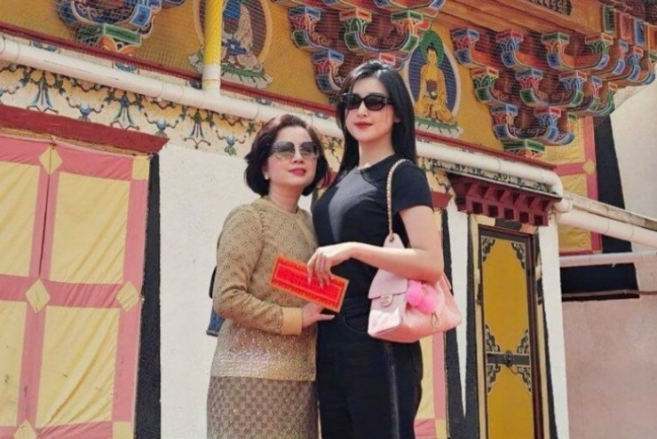 Thời trang đi viếng chùa của Huyền My quá sang chảnh, nhưng chưa là gì so với mẹ ruột