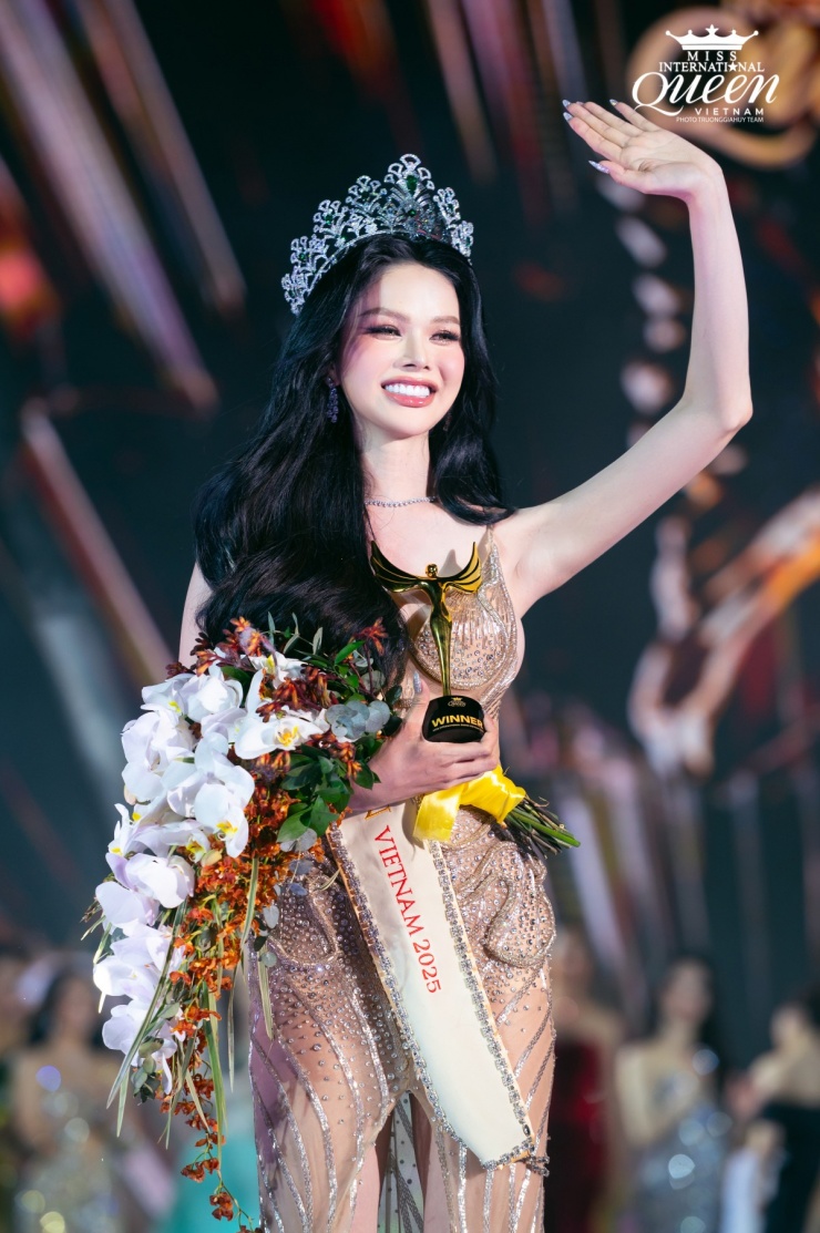 Tối 10/5, trong chung kết Miss International Queen Vietnam 2025 diễn ra tại Phan Thiết, Hà Tâm Như vượt qua 13 thí sinh để giành vương miện, trở thành thí sinh Việt Nam tham dự Miss International Queen 2025 cuối năm tại Thái Lan.