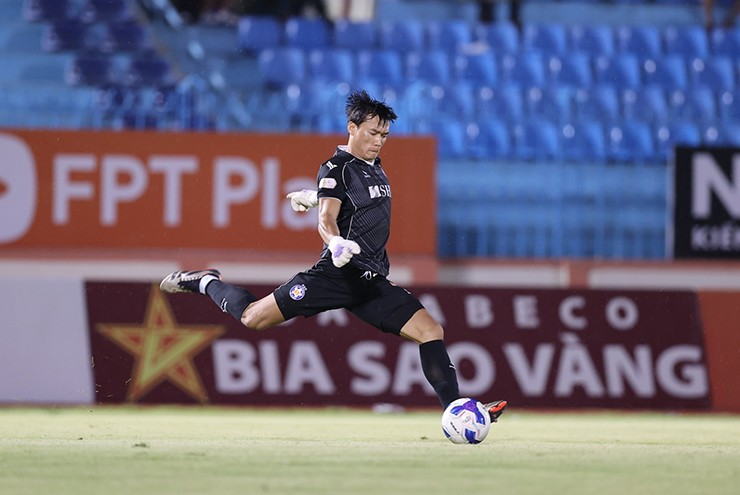 Thủ môn Bùi Tiến Dũng ghi bàn như tiền đạo, Đà Nẵng vỡ òa mơ trụ hạng