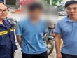 10 phút nghẹt thở giải cứu thanh niên 24 tuổi ngồi trên lan can cầu vượt
