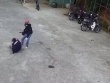 Truy tìm người mặc áo khoác đen chích điện 2 người dân ở TP Phú Quốc.