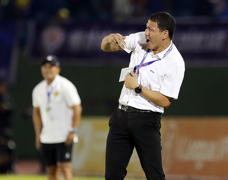 Tiến Linh công khai 'bật thầy' trong ngày HLV mới ra mắt V.League, lí do thực sự gây chấn động