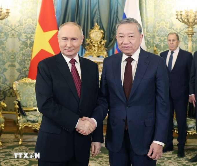 Tổng Bí thư Tô Lâm và Tổng thống Putin bắt tay trước cuộc hội đàm hẹp ngày 10/5. Ảnh: TTXVN
