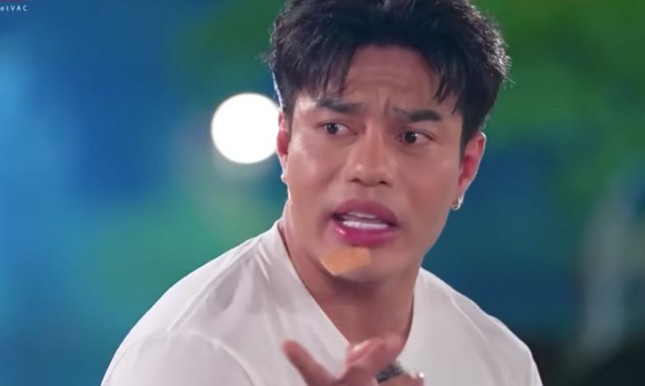 Lê Dương Bảo Lâm bị hải quan Mỹ giữ lại - 1