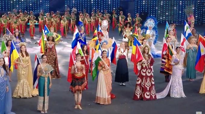 Dàn thí sinh trên sân khấu khai mạc Miss World 2025 ở Ấn Độ, tối 10/5.