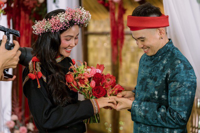 Giữa tháng 3, H'Hen Niê chia sẻ hình ảnh diện trang phục truyền thống Ê-đê, làm lễ cưới cùng Tuấn Khôi tại quê nhà Đắk Lắk.