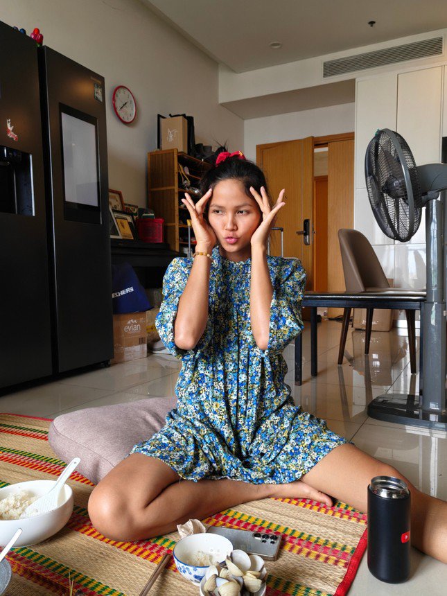 Tuấn Khôi gia nhập hội "nghiện vợ": "Đôi lúc mình nhìn vợ thật là lâu và tự hỏi đây là vợ mình hả, sao mà có vợ đã dữ vậy trời".