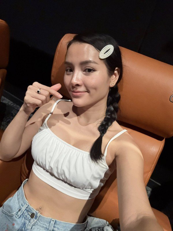 Từ khuôn mặt rạng rỡ đến thần thái đầy tự tin, Phương Trinh Jolie cho thấy cô không chỉ lấy lại vóc dáng thần tốc mà còn thăng hạng nhan sắc rõ rệt, khiến ai nhìn cũng phải trầm trồ.