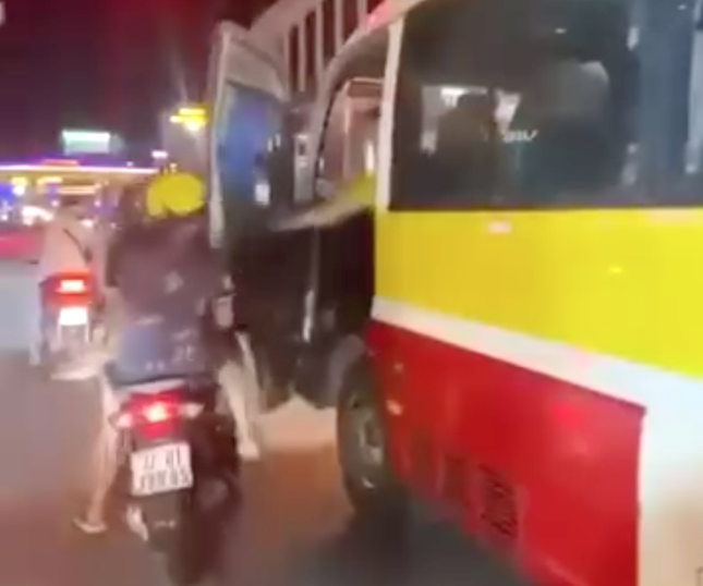 Nam tài xế xe buýt đẩy mạnh cửa đập trúng vào 2 người đi xe máy khiến dư luận bức xúc.
