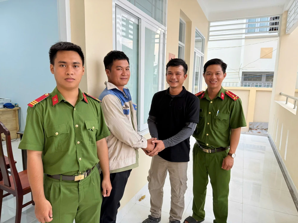 Đại diện gia đình người chuyển tiền nhầm cảm ơn anh Lê Văn Khoa (thứ 2 từ trái sang) và Công an vì đã nhanh chóng giúp gia đình nhận lại 500 triệu đồng.