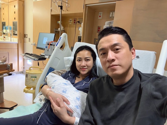 Lam Trường và bà xã Yến Phương bên con trai mới sinh ở Mỹ.