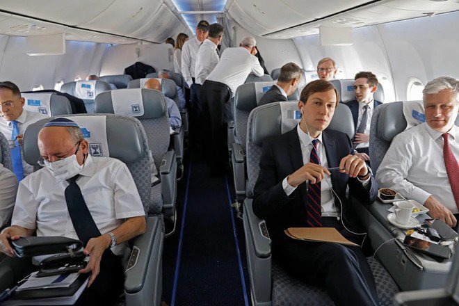 Ông Jared Kushner (hàng đầu, thứ hai từ phải sang) trong chuyến bay thương mại đầu tiên từ Israel đến UAE vào ngày 31-8-2020 sau khi hai bên bình thường hóa quan hệ