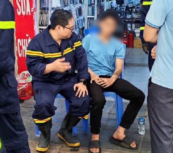 Nam thanh niên có biểu hiện bất thường đã được bàn giao cho gia đình. Ảnh CAHN.