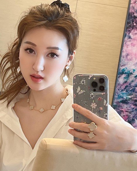 Hà Diễm Quyên khoe sắc với bộ trang sức giá 189.000 HKD (633 triệu đồng).