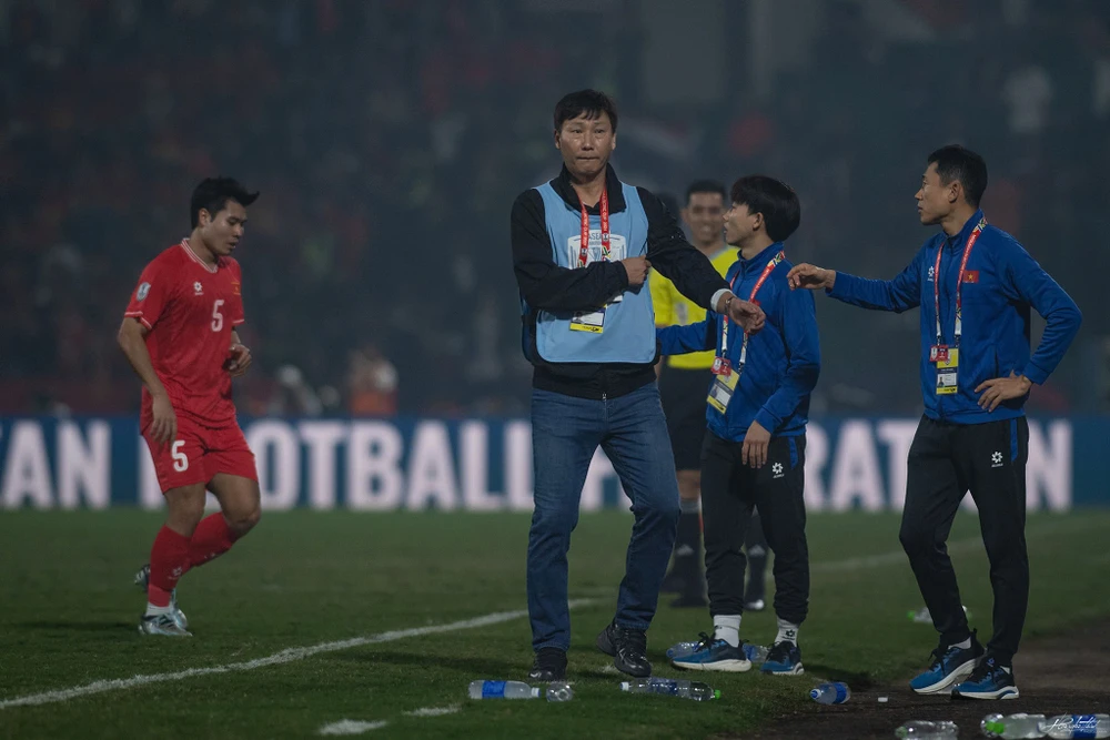 HLV Kim Sang-sik mong muốn các học trò đều khỏe mạnh cho trận quyết đấu ở sân khách Malaysia ngày 10-6 tại lượt trận thứ hai vòng loại cuối cùng Asian Cup 2027. Ảnh: ANH THỊNH.