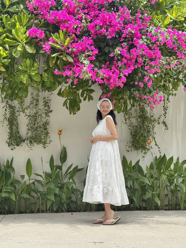 Ngô Thanh Vân sau khi thông báo mang bầu sau 3 năm kết hôn cùng chồng trẻ, cô đã có chuyến đi nghỉ dưỡng ở biển. Trên trang cá nhân, nữ diễn viên viết: "Nói chứ hành trình 3 năm có gian nan. Nhưng hành trình mẹ bỉm cũng không kém gian truân. Mình như đứa trẻ học lớp 1. Có nhiều bất ngờ quá. Mình sẽ chia sẻ hành trình này cùng các bạn và rất mong nhận được nhiều đóng góp để mình có thể làm tốt vai trò mới này".
