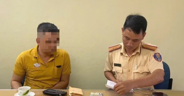 Triệu tập tài xế xe buýt cố tình mở cửa va vào ...