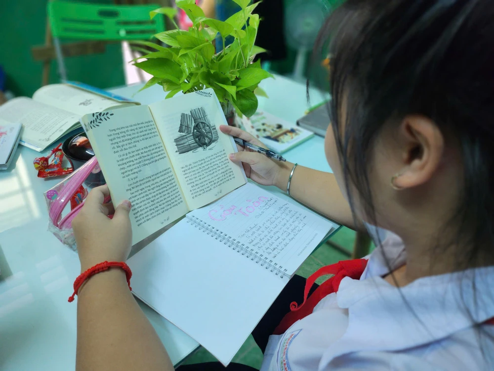 Trường THCS Nguyễn Văn Trỗi (quận Gò Vấp) phạt học sinh vi phạm bằng cách đọc sách. Ảnh: NGUYỄN QUYÊN