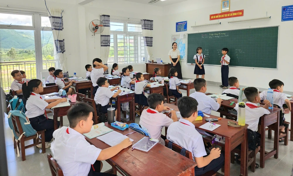 Các em học sinh tại một điểm trường mới xây ở Đà Nẵng. Ảnh: MINH TRƯỜNG.