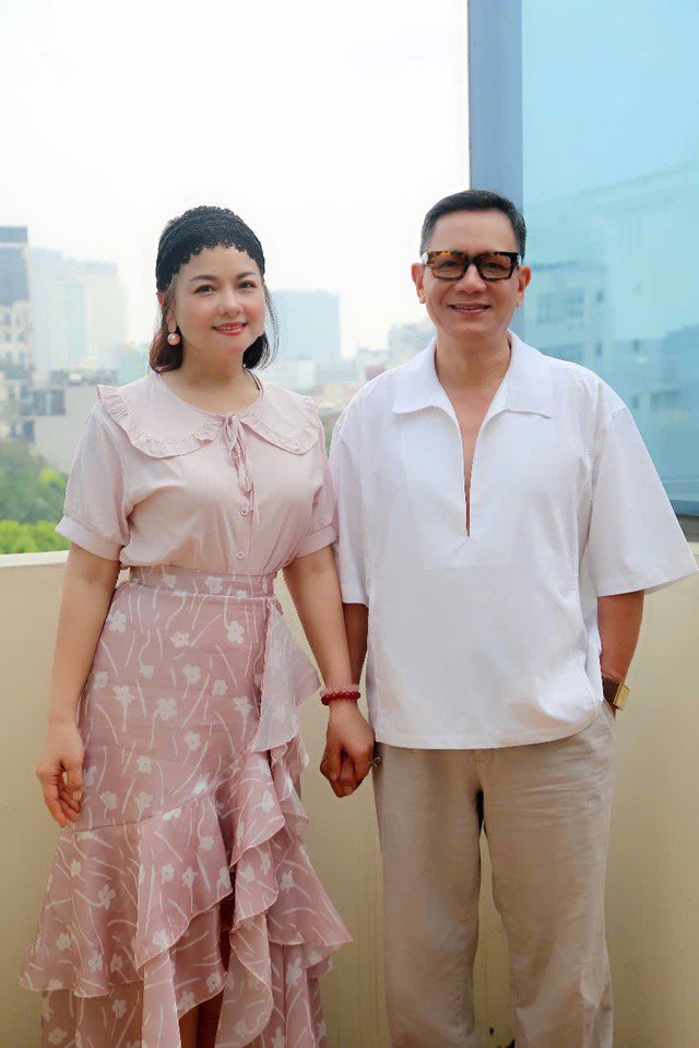 NSƯT Phạm Cường không chỉ thành công trong sự nghiệp, anh còn trọn vẹn trong cuộc sống hôn nhân. Vợ anh NSND Thu Quế cũng là một diễn viên đẹp nổi tiếng trong làng điện ảnh Việt.