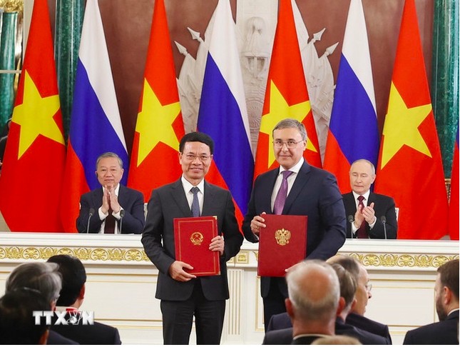 Tổng Bí thư Tô Lâm và Tổng thống Vladimir Putin chứng kiến trao Thỏa thuận giữa 2 Bộ Khoa học và Công nghệ về hợp tác cùng tuyển chọn các đề tài, dự án nghiên cứu khoa học và công nghệ Việt - Nga. Ảnh: TTXVN