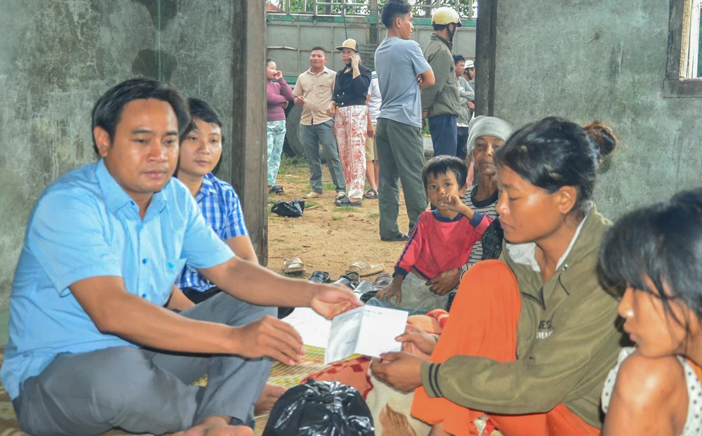 Lãnh đạo huyện Sơn Hòa đến thăm hỏi, động viên gia đình bà Linh. Ảnh: MT