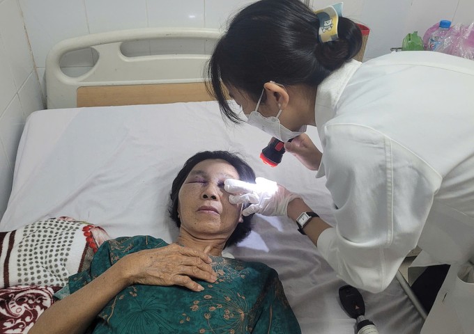 Bà Hường bị thương ở hai mắt, cổ và lưng sau vụ tai nạn. Ảnh: Phước Tuấn