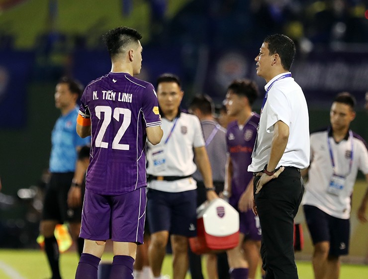 Tiến Linh nén đau thi đấu những phút cuối trận đấu giữa Bình Dương và Quảng Nam.