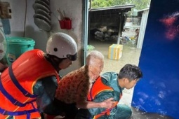 Mưa kinh hoàng, người dân ở Bình Dương bật khóc nhìn nhà ngập lụt, tan hoang
