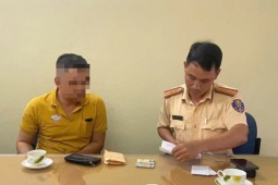 Triệu tập tài xế xe buýt cố tình mở cửa va vào xe máy chở trẻ nhỏ