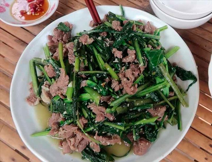 Vốn bồ công anh có vị đắng, nhưng khi kết hợp thành món ăn lại tạo nên mùi vị hấp dẫn, ngọt hậu.
