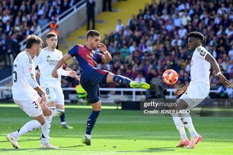 Barcelona mất phạt đền tranh cãi, suýt toang chiến thắng trước Real Madrid