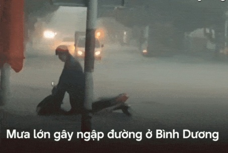 Mưa kinh hoàng, người dân ở Bình Dương bật khóc nhìn nhà ngập lụt, tan hoang