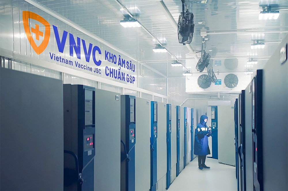 Tại Việt Nam, VNVC là đơn vị đầu tiên đầu tư lớn cho hệ thống kho lạnh âm sâu (âm 40 đến âm 86 độ C) để bảo quản các loại vắc xin cần điều kiện bảo quản đặc biệt. Ảnh: Mộc Thảo