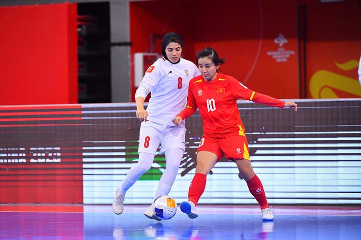 ĐT futsal nữ Việt Nam (áo đỏ) xuất sắc cầm hòa nhà đương kim vô địch Iran