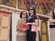 Thời trang đi viếng chùa của Huyền My quá sang chảnh, nhưng chưa là gì so với mẹ ruột