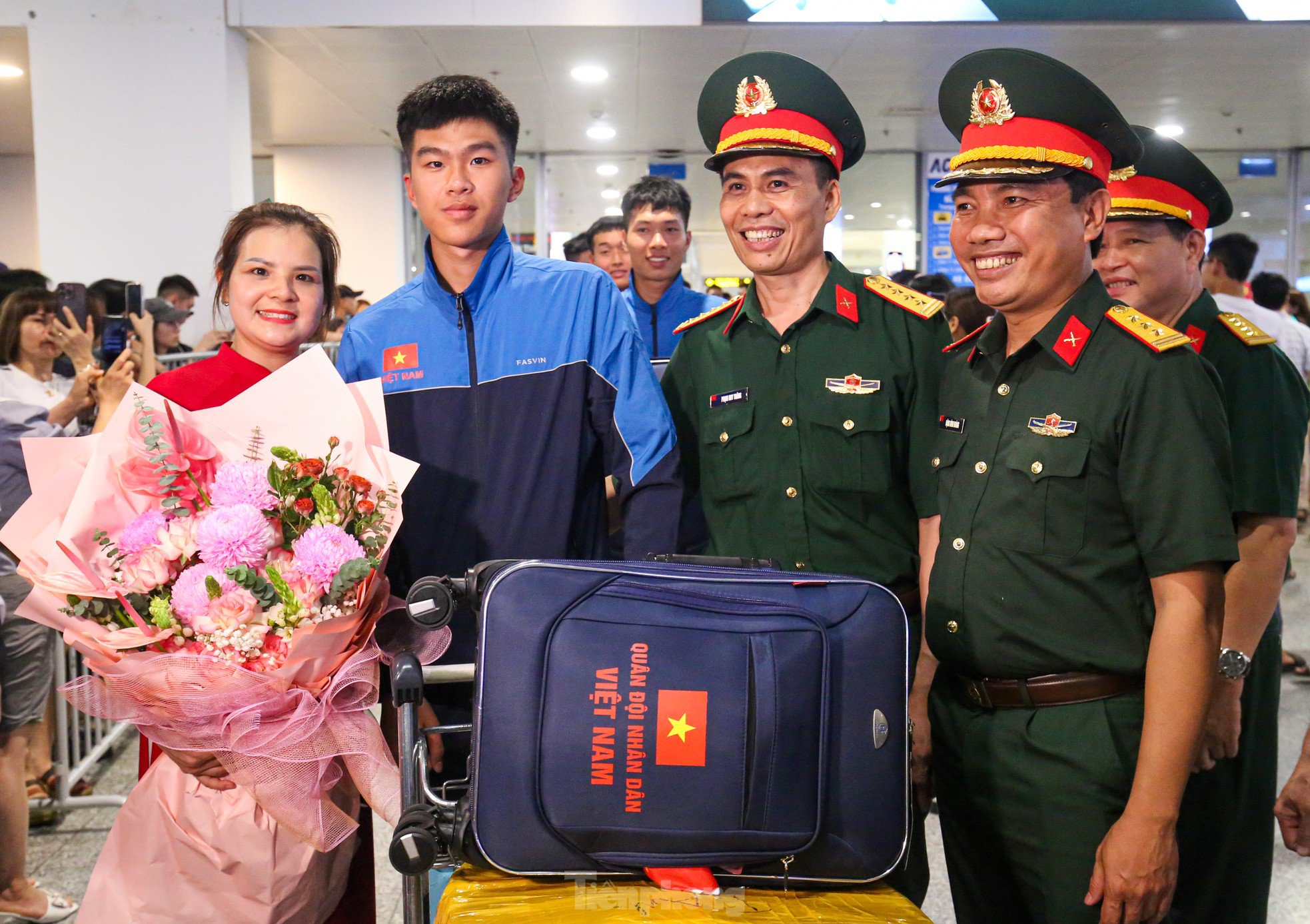 Đoàn quân nhân duyệt binh trên Quảng trường Đỏ về nước trong vòng tay đồng đội - 13