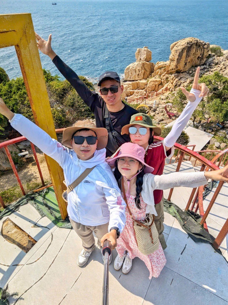 Nhóm bạn trẻ khám phá thiên nhiên hoang sơ.