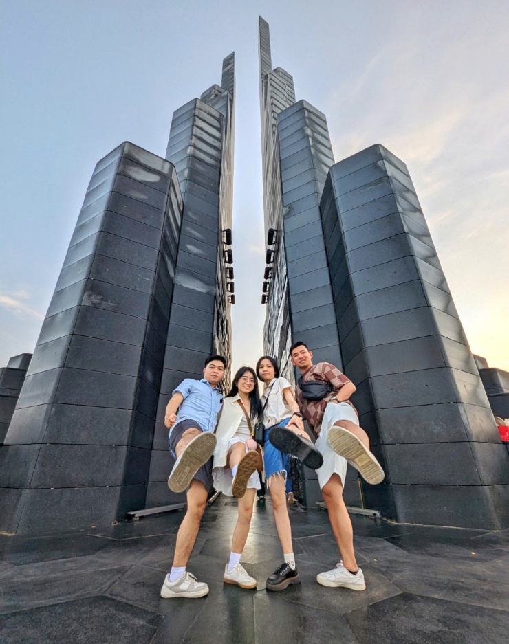 Các du khách đến tháp Nghinh Phong.