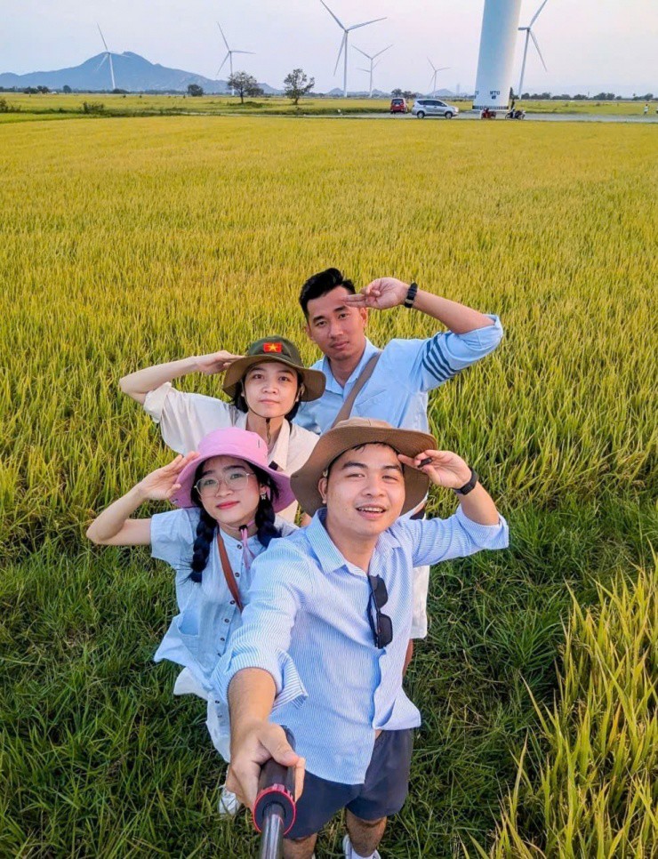 Du khách lưu lại những tấm ảnh bên Điện gió Đầm Nại (Ninh Thuận).